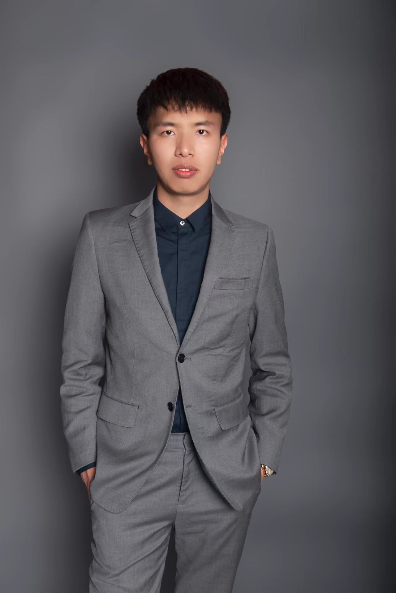 山南律师央嘎，毕业于中南大学，曾于检察院工作